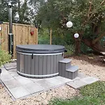 Rumah Senang Wellness Met Hottub En Tuin Nyaraló Ewijk