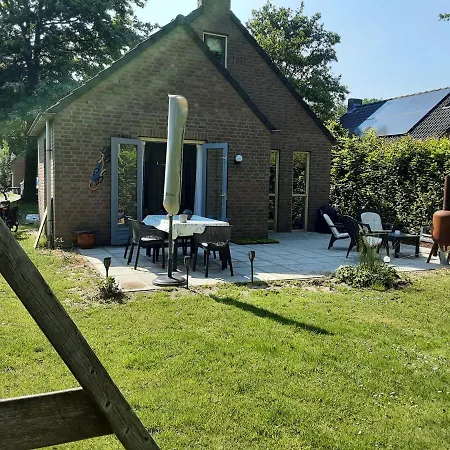 בית נופש Rumah Senang Wellness Met Hottub En Tuin Ewijk