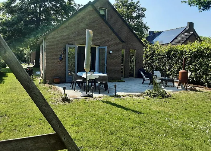 בית נופש Rumah Senang Wellness Met Hottub En Tuin Ewijk
