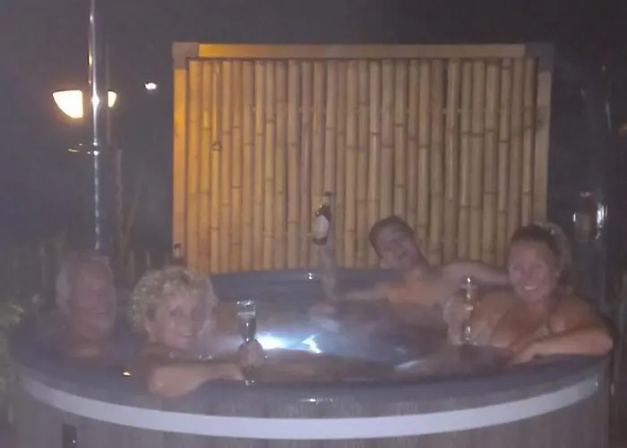 Rumah Senang Wellness Met Hottub En Tuin Сasa de vacaciones