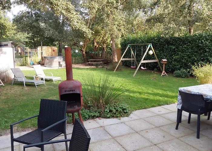 Rumah Senang Wellness Met Hottub En Tuin Сasa de vacaciones